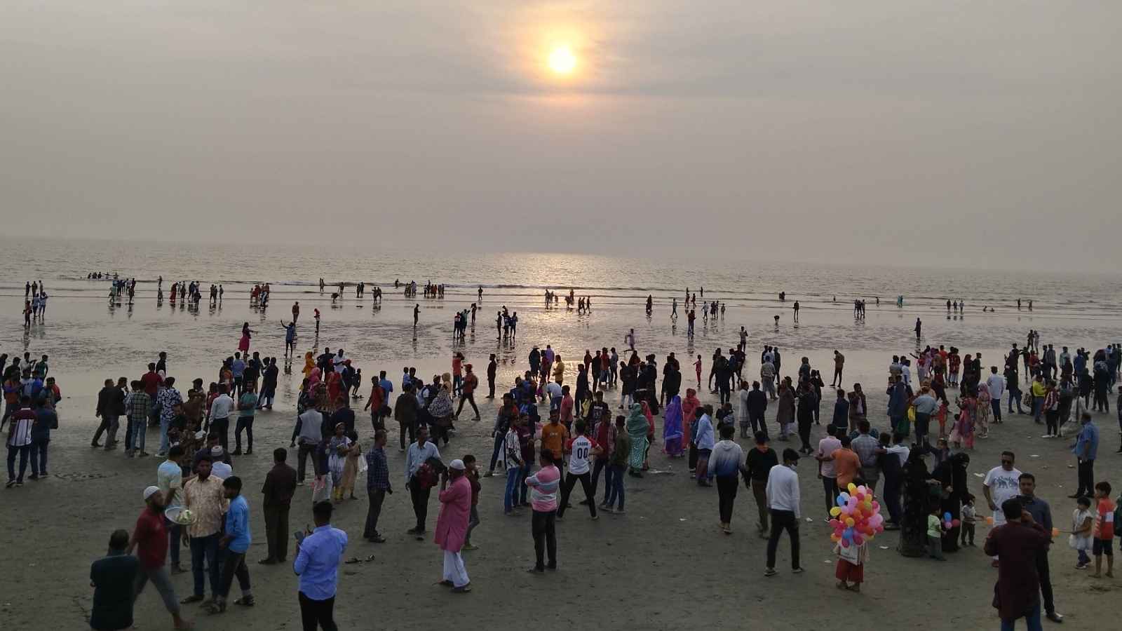 জনসমাগমে ভরপুর কক্সবাজার সৈকত, দুদিনে এলো আডাই লাখ পর্যটক