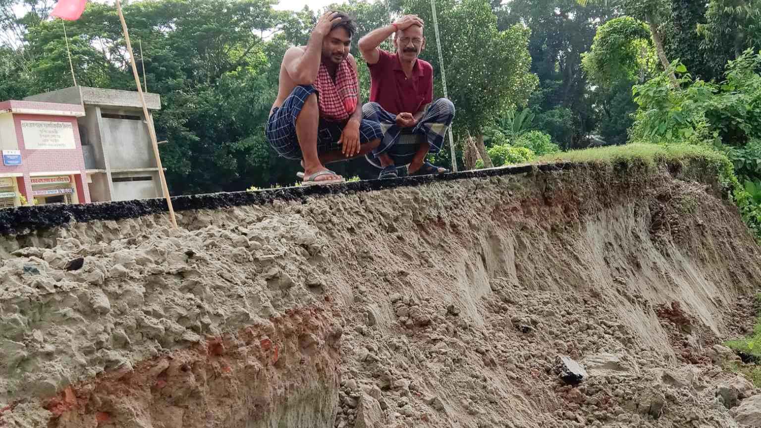 অতি বৃষ্টিতে লোহাগড়া-নহাটা সড়কের বিভিন্ন স্থানে ধস, ঝুঁকি নিয়ে চলাচল