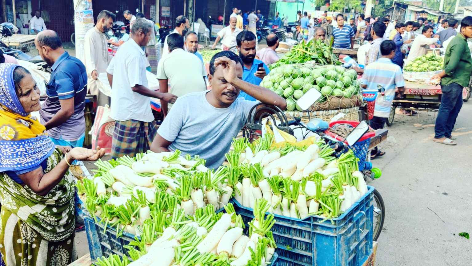 পায়ে পায়ে বাড়ে সবজির দাম