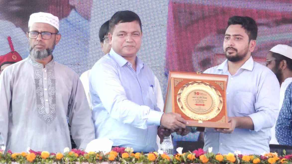 বেরোবির সম্মাননা প্রত্যাখ্যান করলেন তথ্য উপদেষ্টা নাহিদ