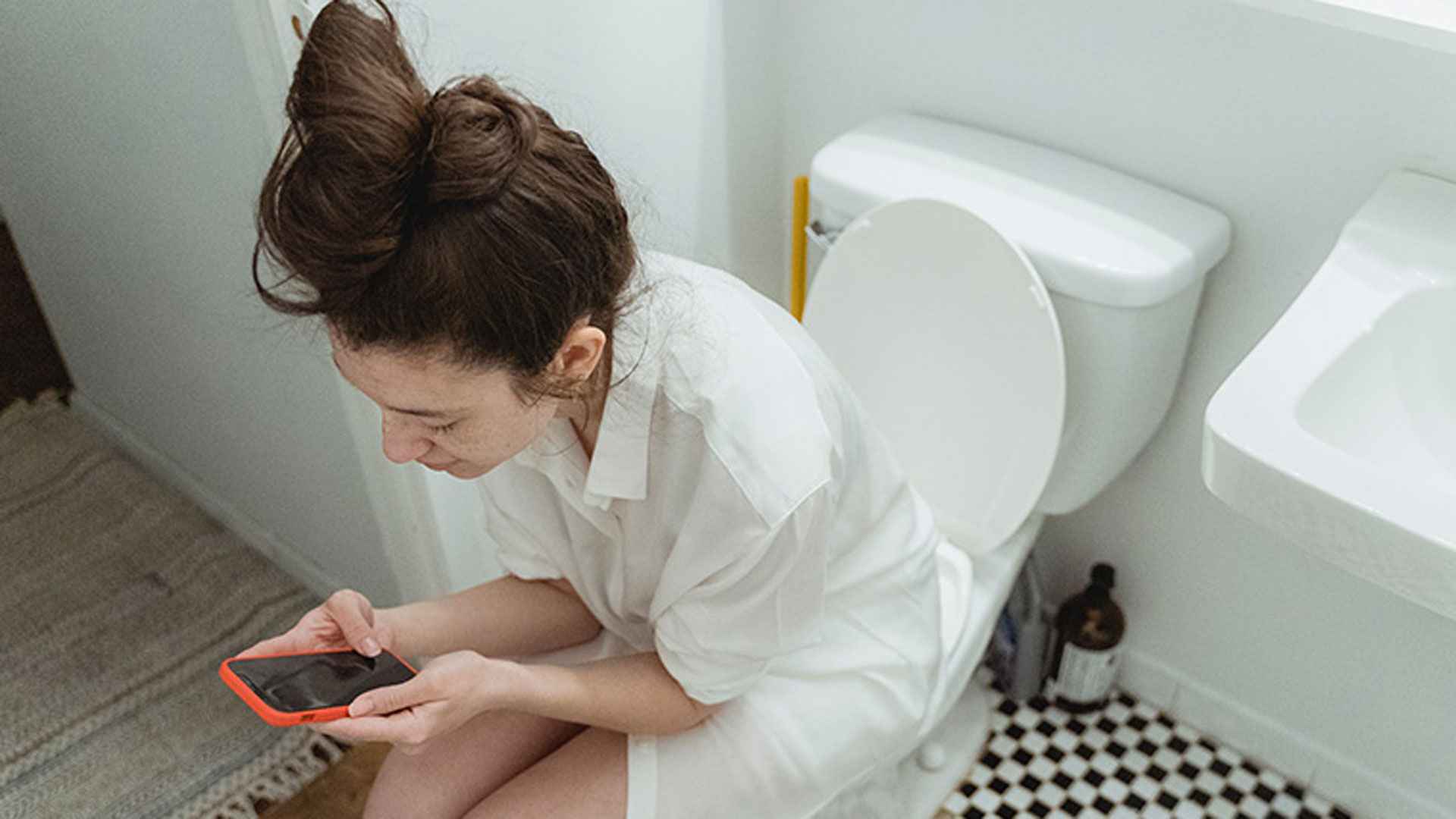 টয়লেটেও মোবাইল নিয়ে যান, ডাকছেন মারাত্মক বিপদ! 