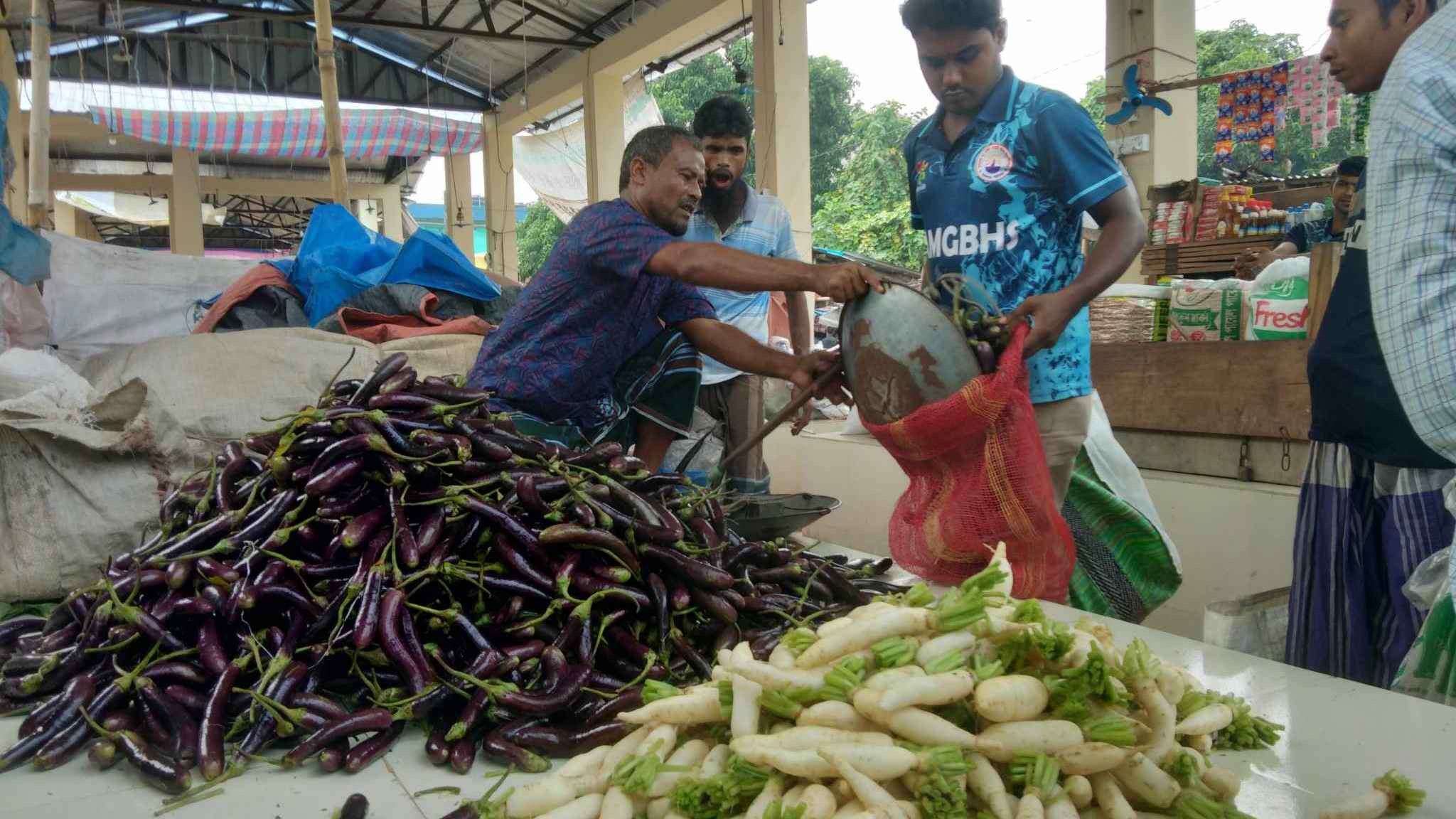 হাত বদলে দাম বাড়ে সবজির