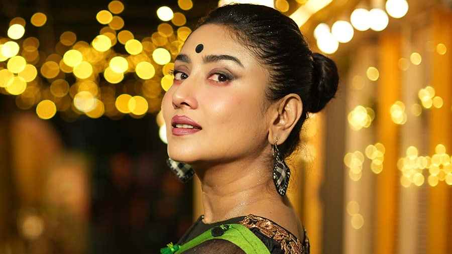 হোটেল কক্ষে মদ্যপ অভিনেতা ঘনিষ্ঠ হওয়ার চেষ্টা করেন