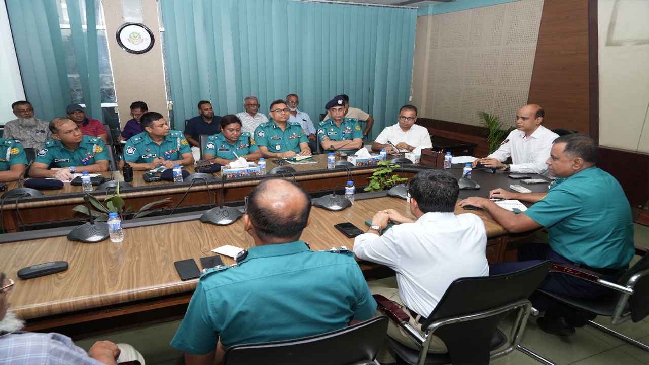 সড়কের মাঝখানে দাঁড়িয়ে বাসযাত্রী উঠা-নামা বন্ধ করতে হবে: ডিএমপি কমিশনার