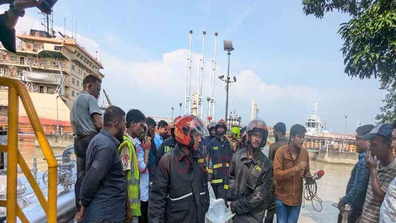 ইস্টার্ন রিফাইনারির তেলবাহী জাহাজে অগ্নিকাণ্ডের ঘটনায় তিনজন নিহত