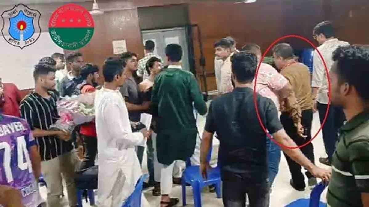 শিক্ষককে হেনস্থা: ঢাকা কলেজ ছাত্রদলের দুই নেতা বহিষ্কার