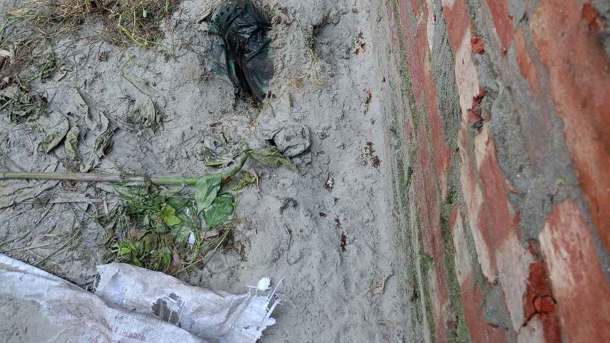 বালির নিচ থেকে মানসিক প্রতিবন্ধীর লাশ উদ্ধার