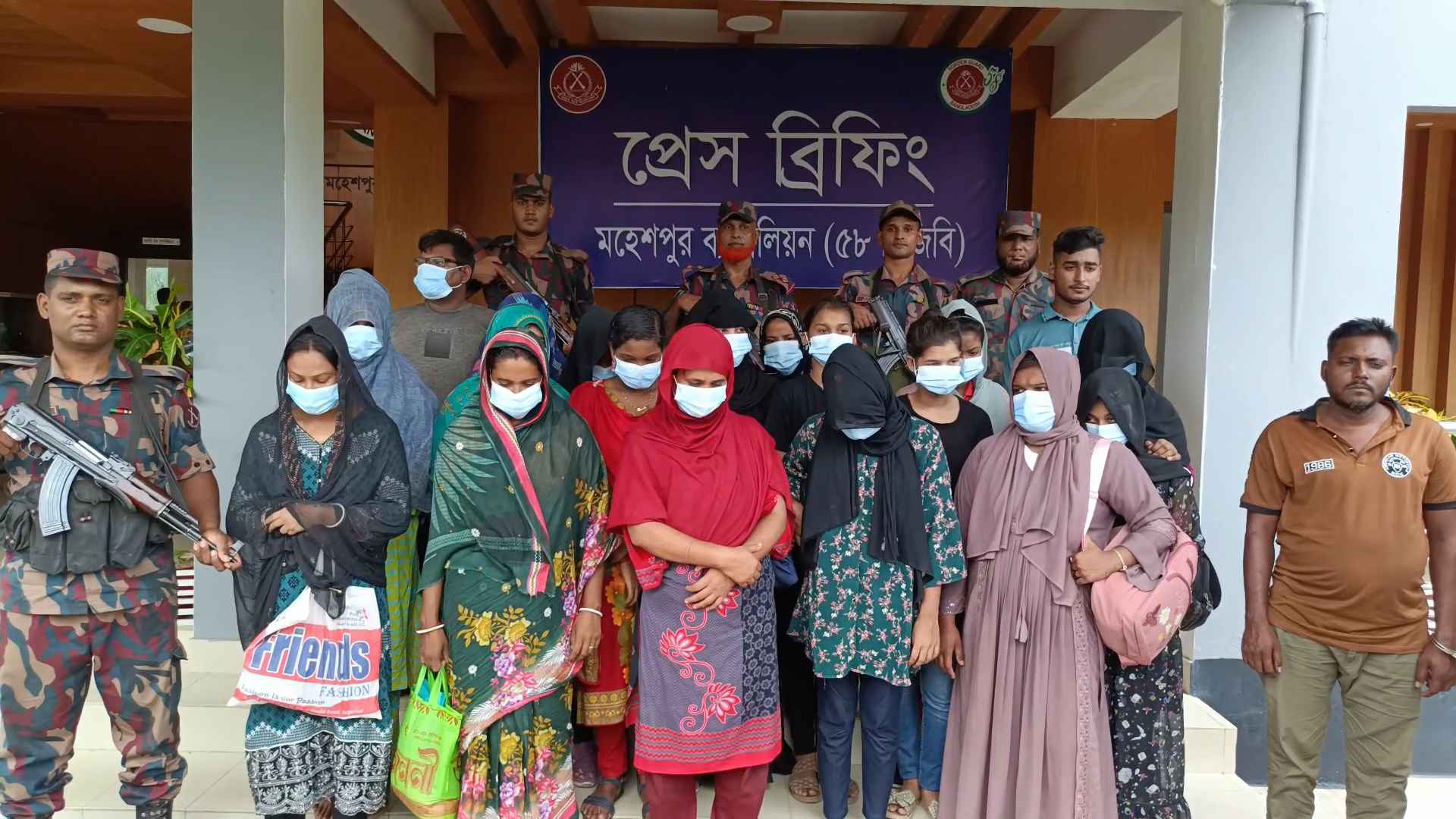 মহেশপুর সীমান্ত থেকে ৩ রোহিঙ্গা নারীসহ গ্রেফতার ১৭