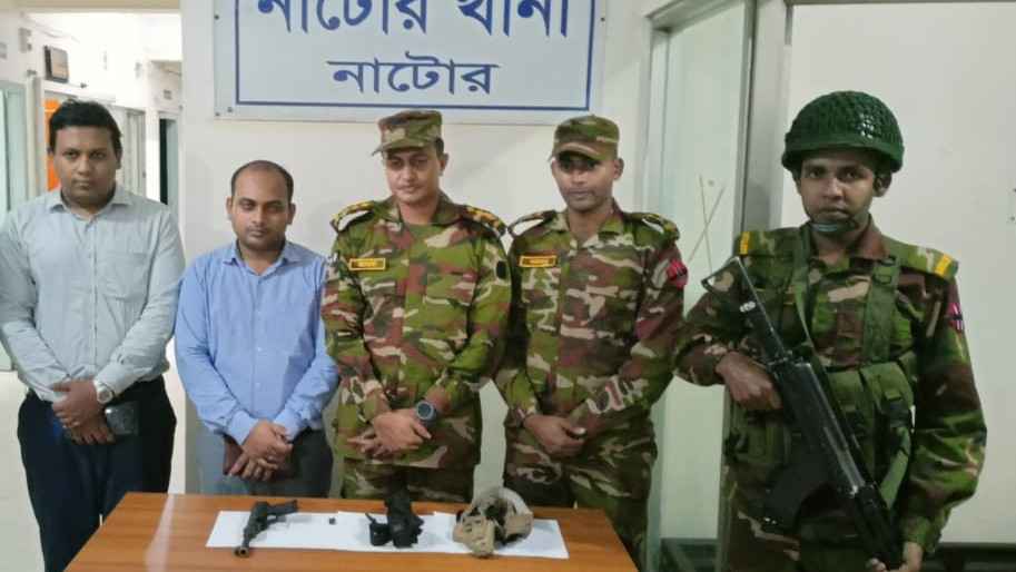 নাটোরে যুবলীগ সভাপতির বাড়ি থেকে অবৈধ পিস্তল-গুলি উদ্ধার