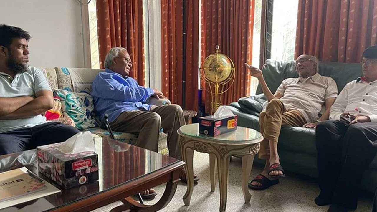 প্রবীণ সাংবাদিক শফিক রেহমানের সঙ্গে রিজভীর সাক্ষাৎ