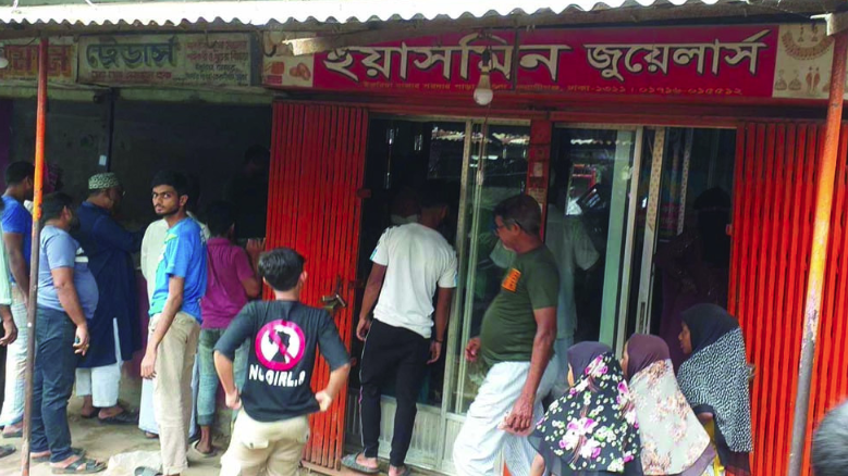 সাটারের তালা ভেঙে স্বর্ণের দোকানে চুরি