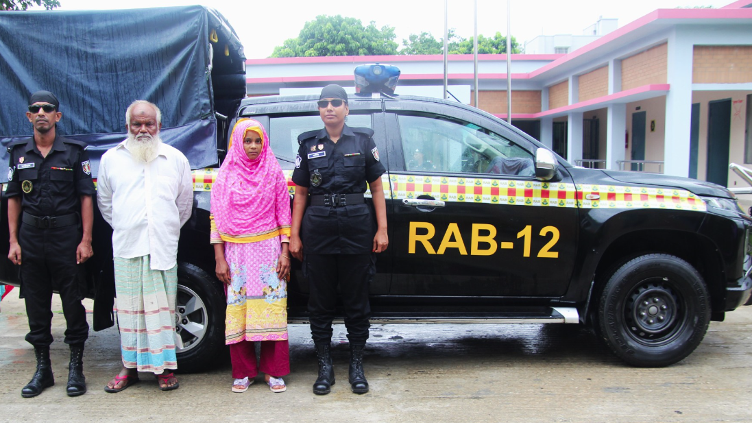 ৩৩৮০ পিস নেশা জাতীয় ইনজেকশনসহ বাবা-মেয়ে আটক