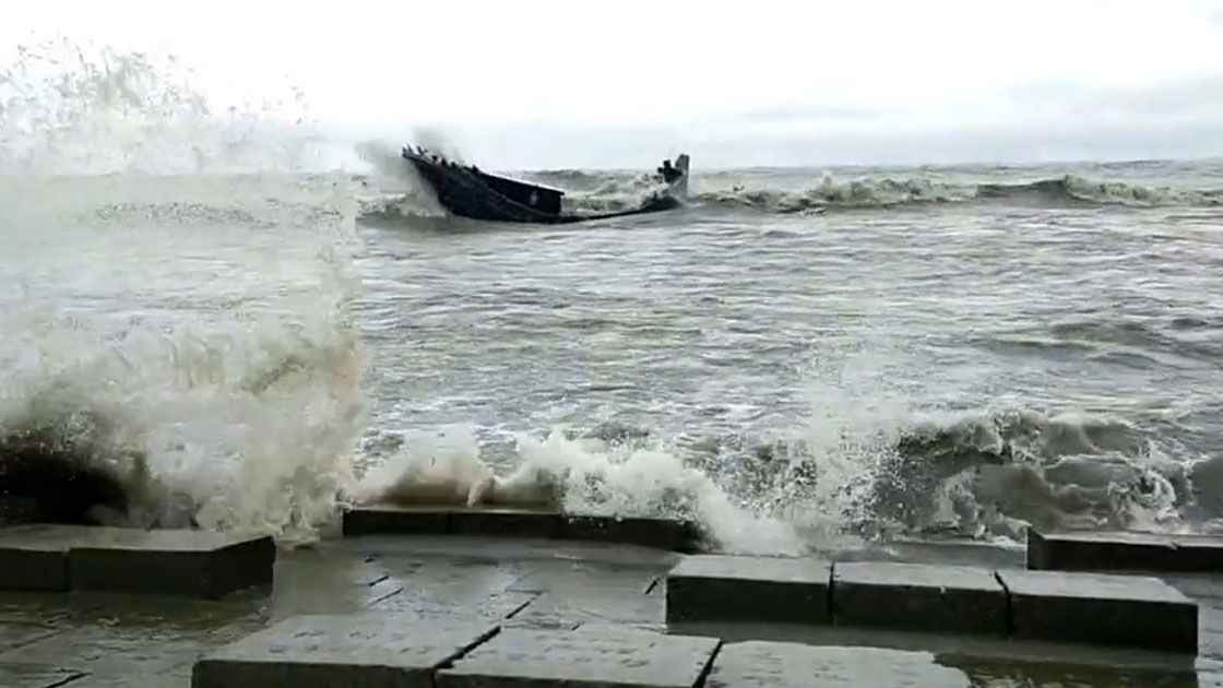বঙ্গোপসাগরে ভোলার ৫ ট্রলারডুবি, ৪৯ জেলে উদ্ধার