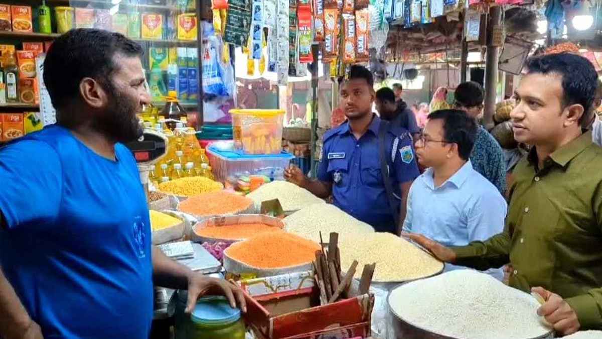 বগুড়ায় নিত্য প্রয়োজনীয় পণ্যের মূল্য নিয়ন্ত্রণে অভিযান
