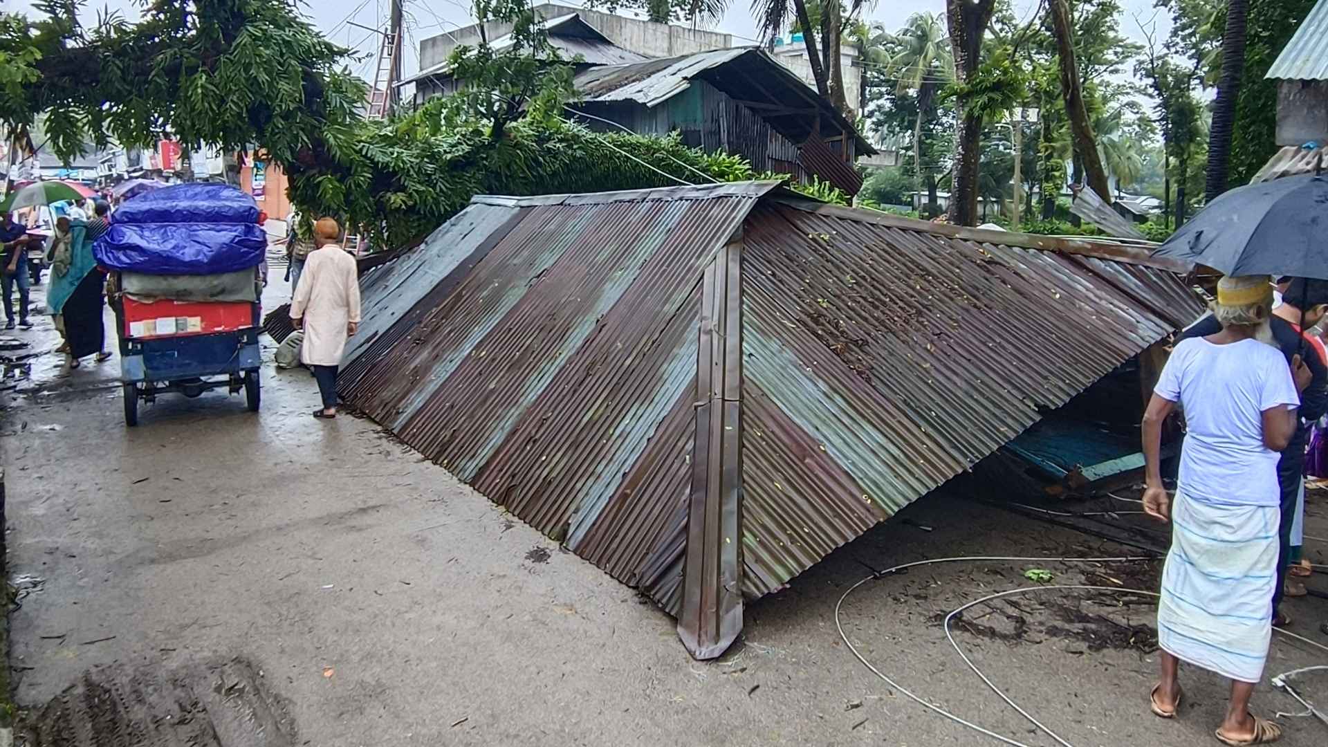 বরগুনায় ঝড়ে গাছপালা-ঘরবাড়ির ব্যাপক ক্ষতি, বিদ্যুৎ নেই ২৩ ঘণ্টা