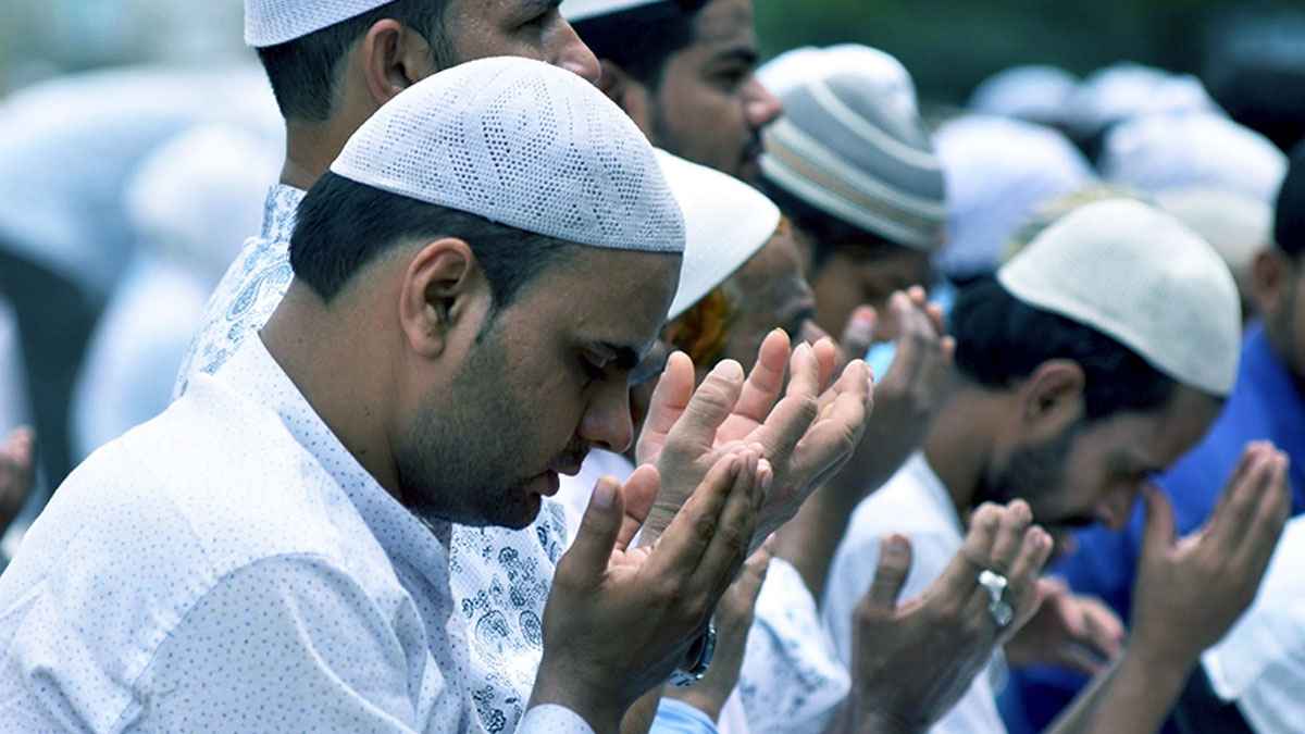 ইমাম মুসল্লির দিকে ফিরে দোয়া করার বিধানটা কেমন?