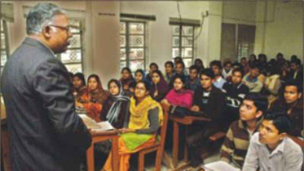 সাড়ে তিন মাস পর ক্লাসে ফিরে খুশি ঢাবি শিক্ষার্থীরা