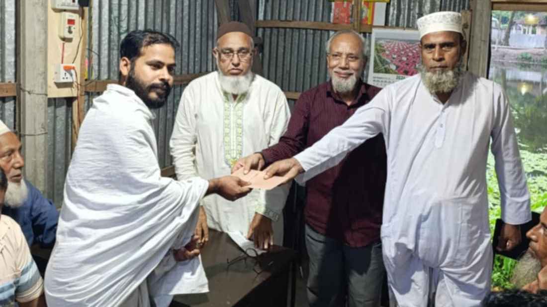 কেন্দুয়ায় অগ্নিকাণ্ডে ক্ষতিগ্রস্তদের পাশে বিএনপি নেতা দুলাল