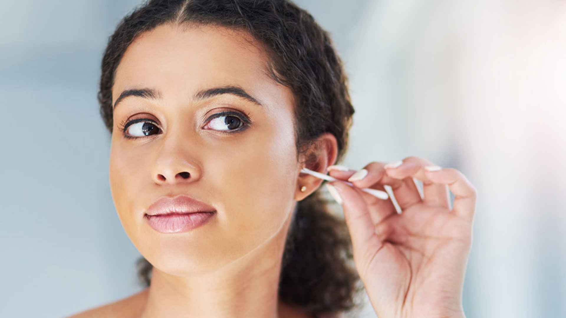 যখন তখন কান খোঁচানোর অভ্যাস? ক্ষতি হচ্ছে মস্তিষ্কেরও