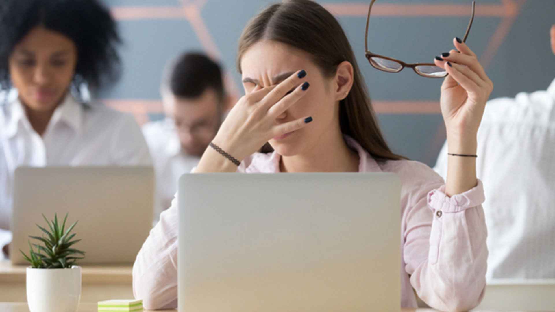 চোখ থেকে অকারণে ঘন ঘন পানি ঝরে কেন?