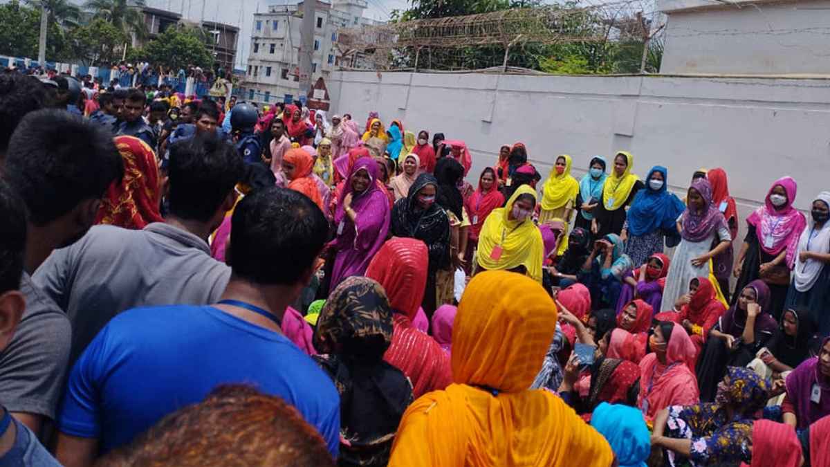 পোশাক কারখানায় অস্থিরতার নেপথ্যে কী?