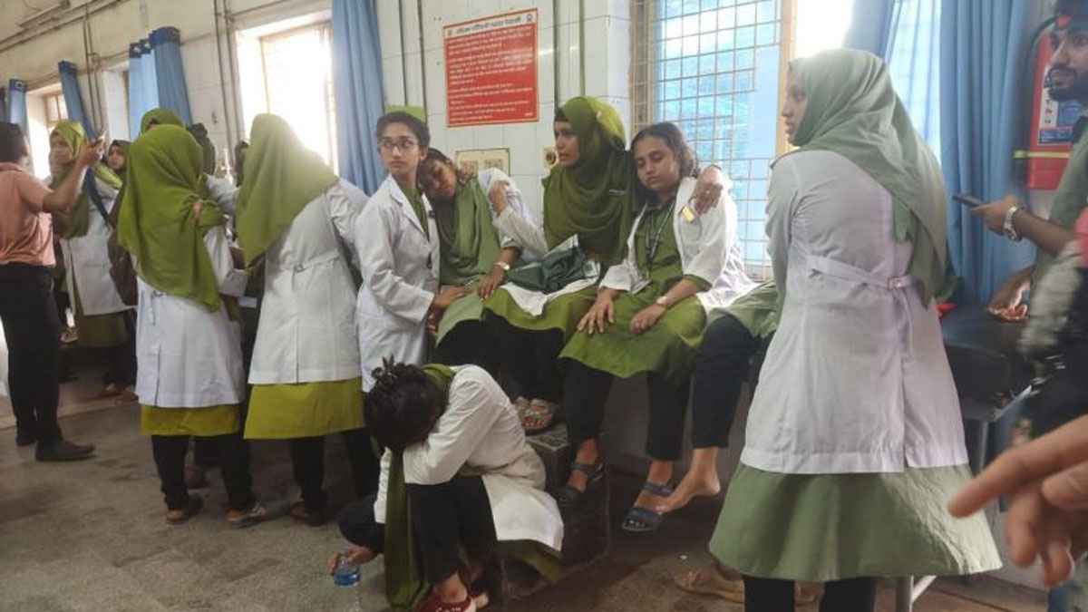 রামেবির নার্সিং শিক্ষার্থীদের ‘প্রতীকী পরীক্ষা-বিষপান’, হাসপাতালে ১৫