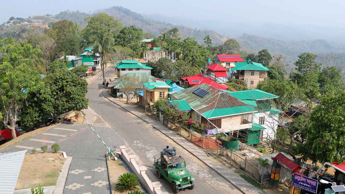 সাজেকে আটকা পড়েছেন ৮০০ পর্যটক