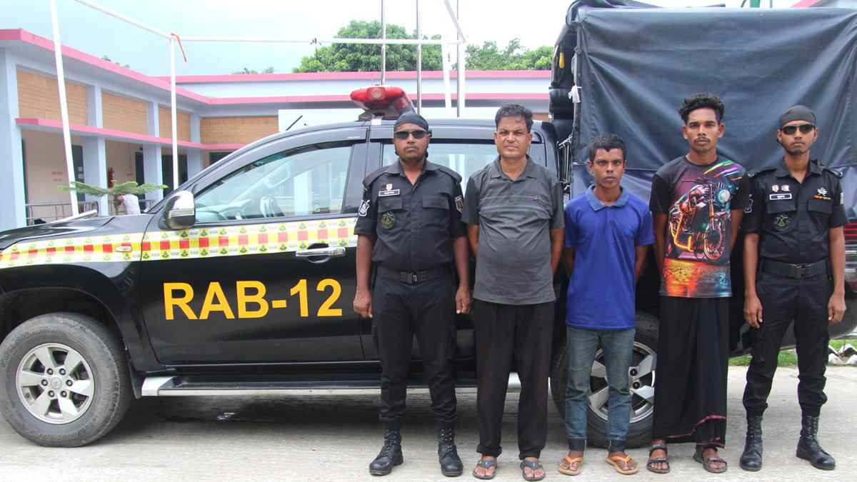 বালুর ট্রাকে মিলল ৪৮ কেজি গাঁজা, ৩ মাদক কারবারি গ্রেফতার