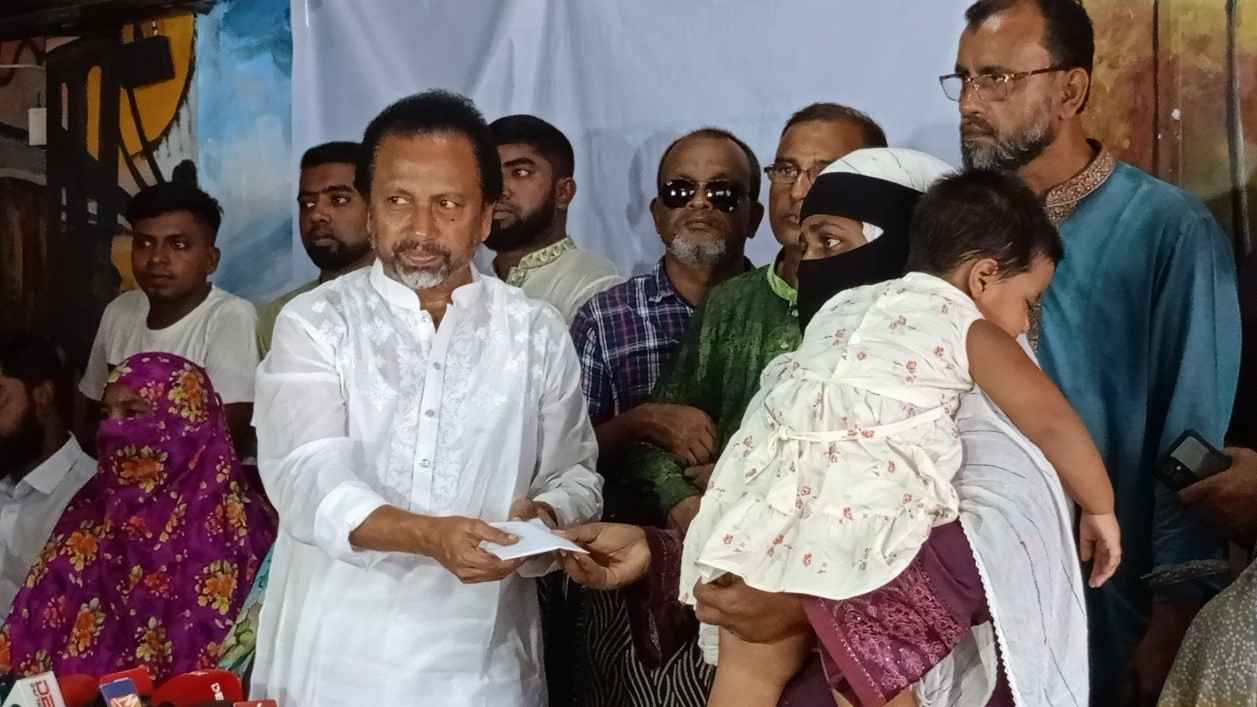 সিরাজগঞ্জে ১০ শহীদ পরিবারের পাশে বিএনপি নেতা বাচ্চু