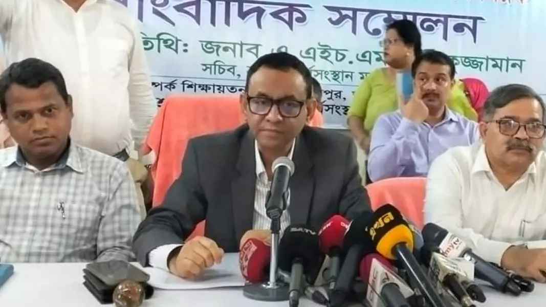 পোশাক খাতে অস্থিরতায় দেশি-বিদেশি চক্র জড়িত: শ্রম সচিব