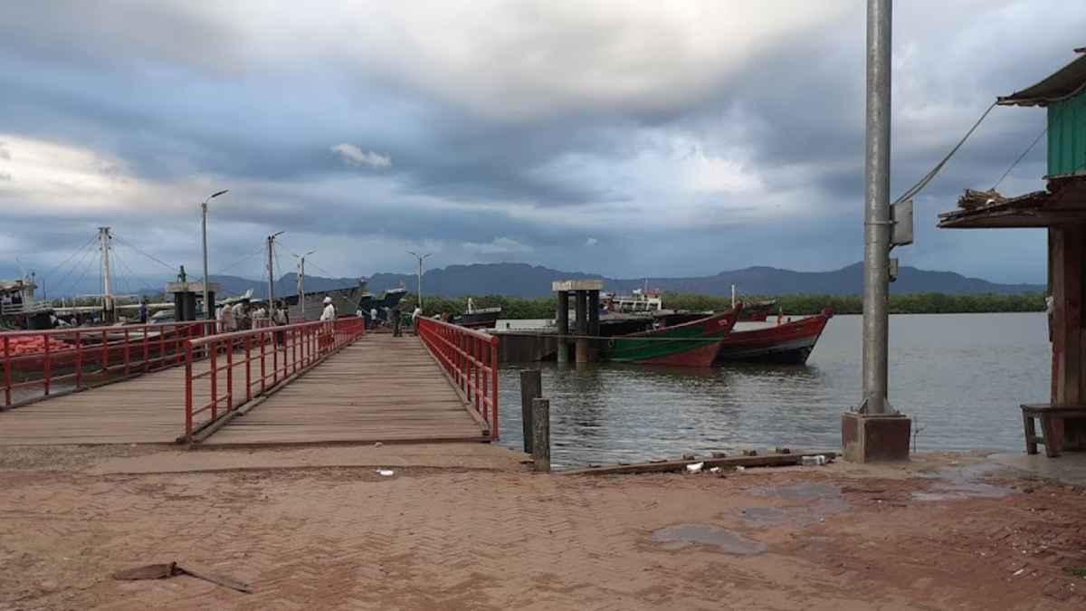 মিয়ানমার সীমান্ত থেকে টেকনাফে গুলি, বন্দরের কার্যক্রম স্থগিত