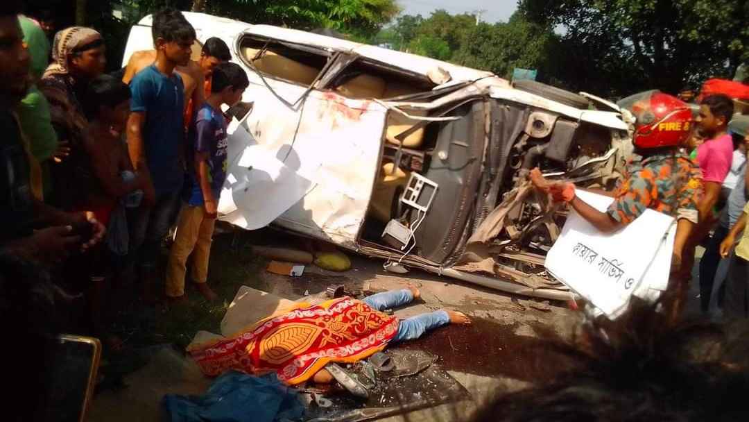 রানীশংকৈলে মাইক্রোবাস উল্টে নিহত ১, আহত ৩