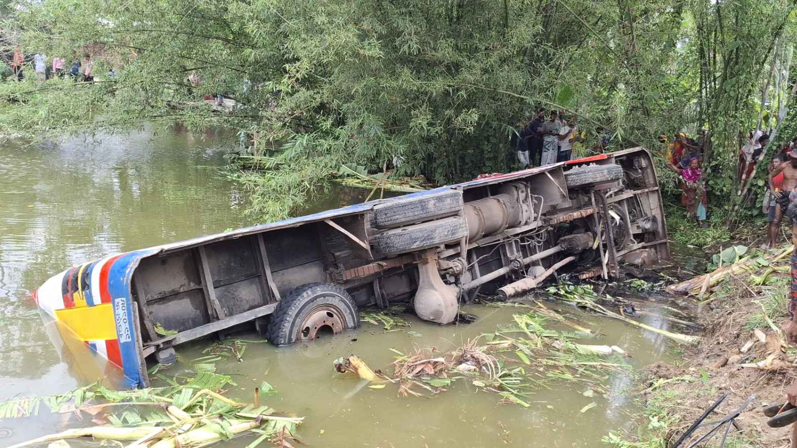জয়পুরহাটে নিয়ন্ত্রণ হারিয়ে বাস পুকুরে, আহত ১০