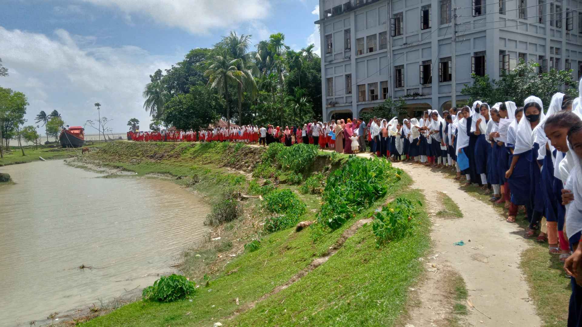 হাতিয়ায় নদীভাঙন রোধ ও ব্লক বাঁধের দাবিতে মানববন্ধন