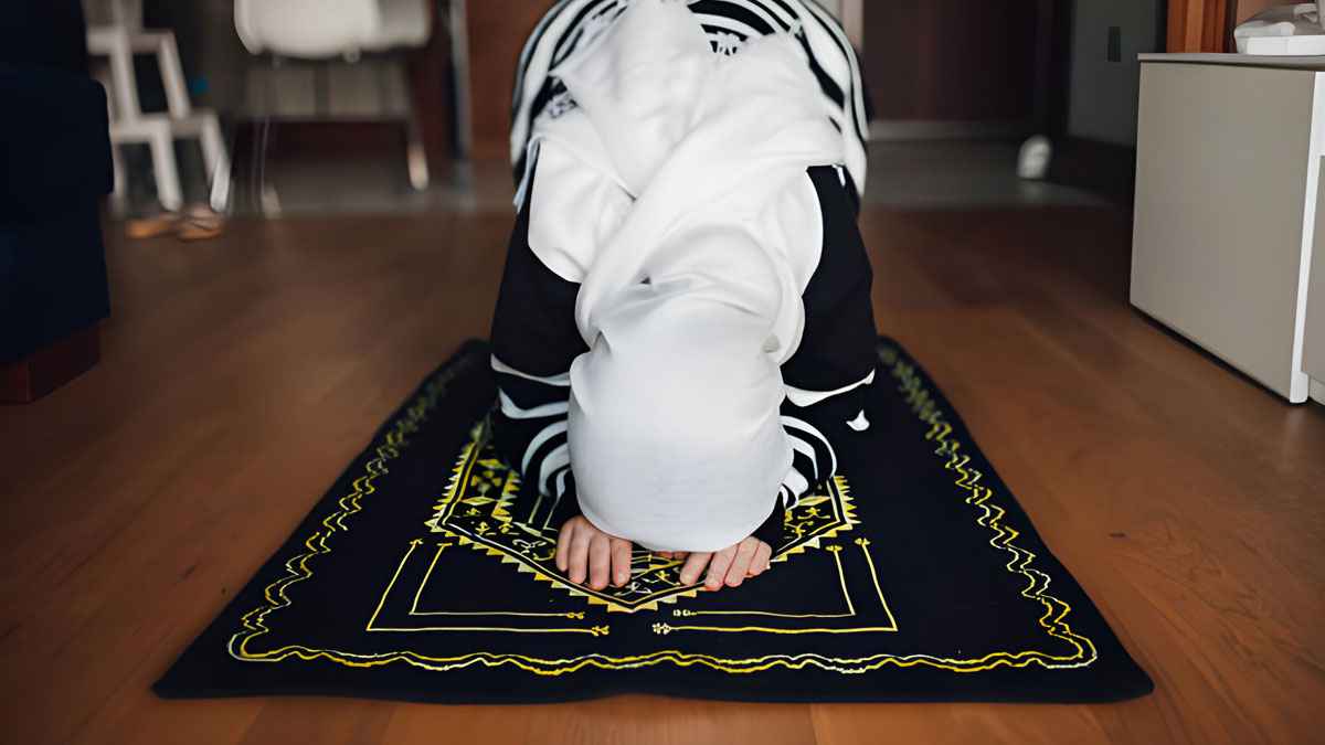 নারীদের সেজদার নিয়ম কোনটা সঠিক?