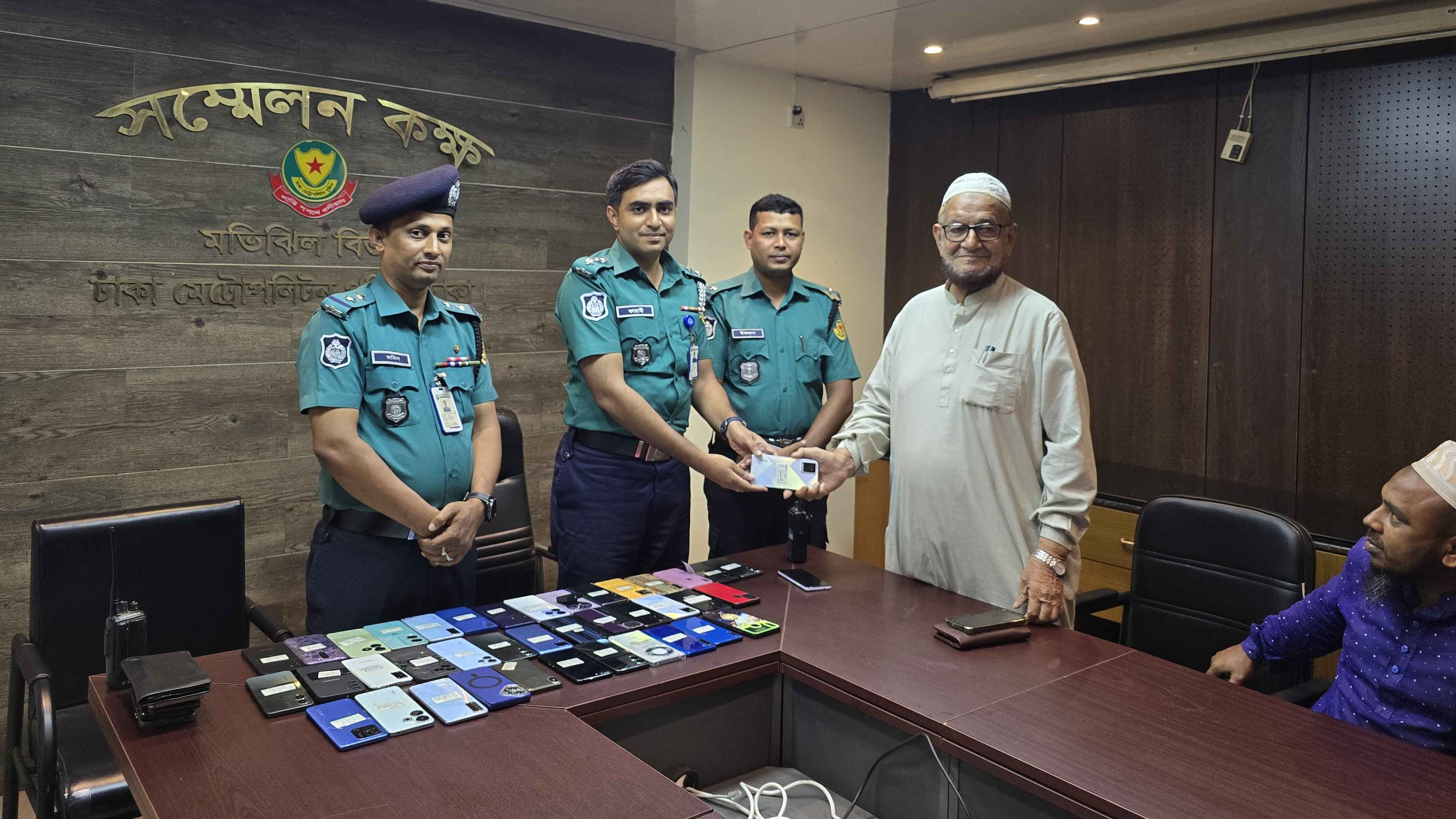 হারানো ৭৯ মোবাইল ফোন উদ্ধার করে মালিকদের বুঝিয়ে দিলো পুলিশ