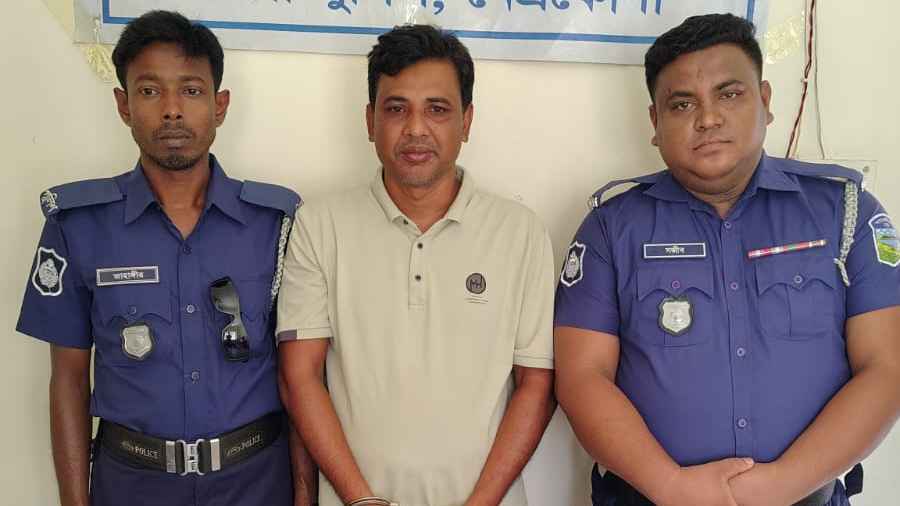 কিশোরীকে অপহরণ ও ধর্ষণের মামলায় শিক্ষক গ্রেফতার