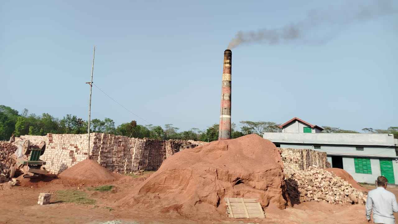 পিরোজপুরে ফসলি জমি ও স্কুলের পাশেই অবৈধভাবে চলছে ইটভাটা