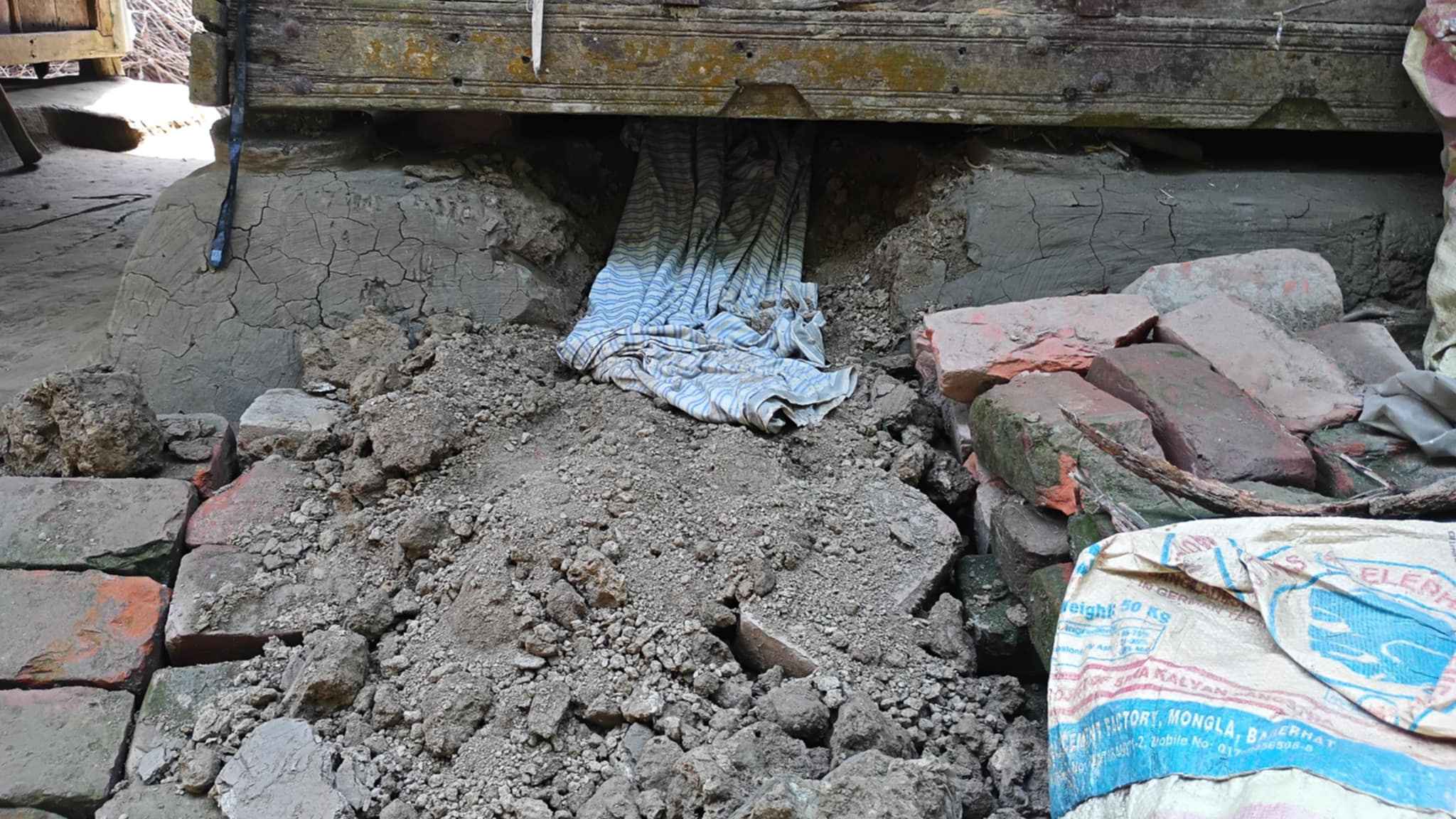 পিরোজপুরে সিঁধ কেটে দুই ঘরে ডাকাতি