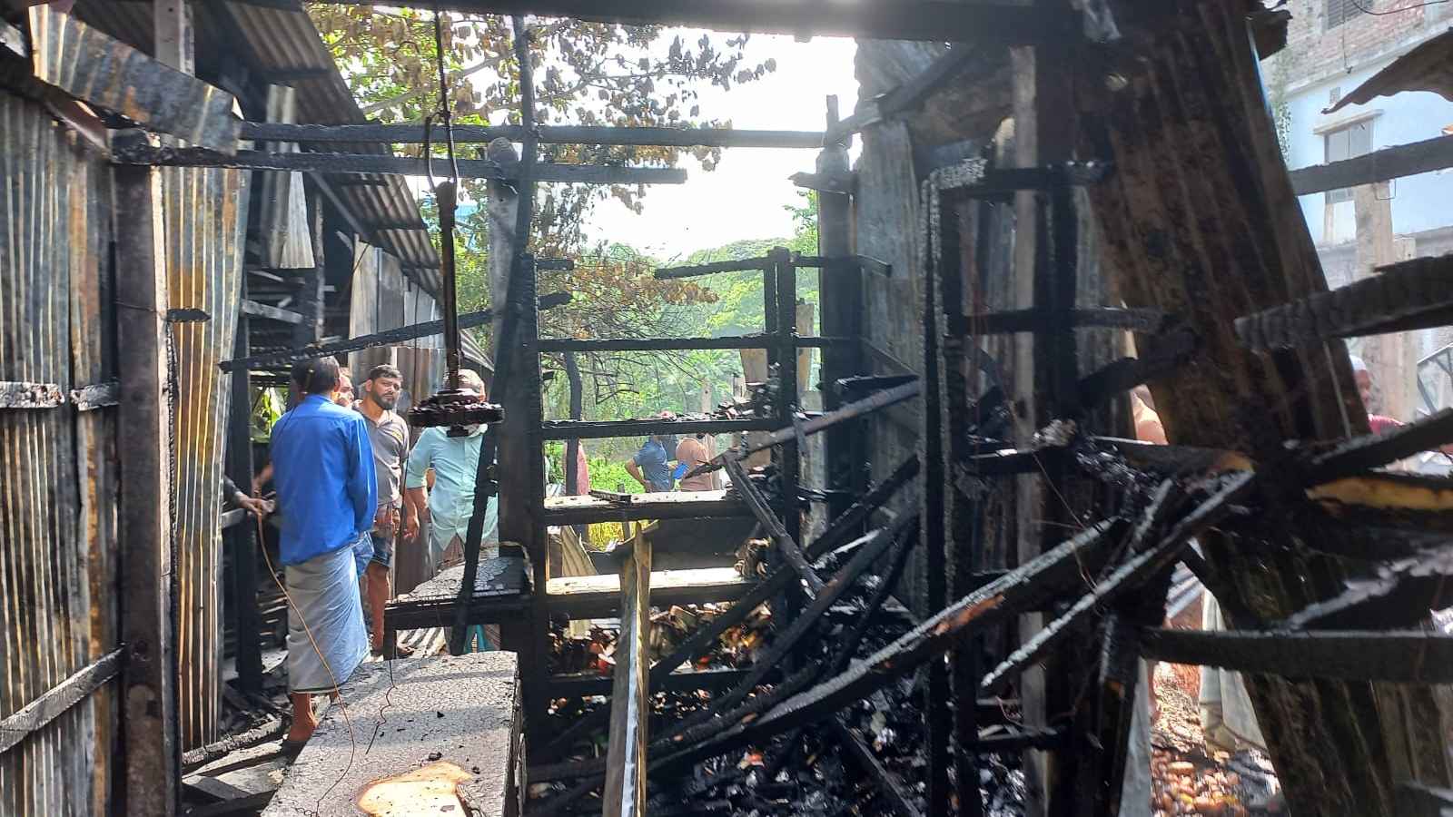 চাঁদপুরে আগুনে পুড়ল ১৭ ব্যবসা প্রতিষ্ঠান