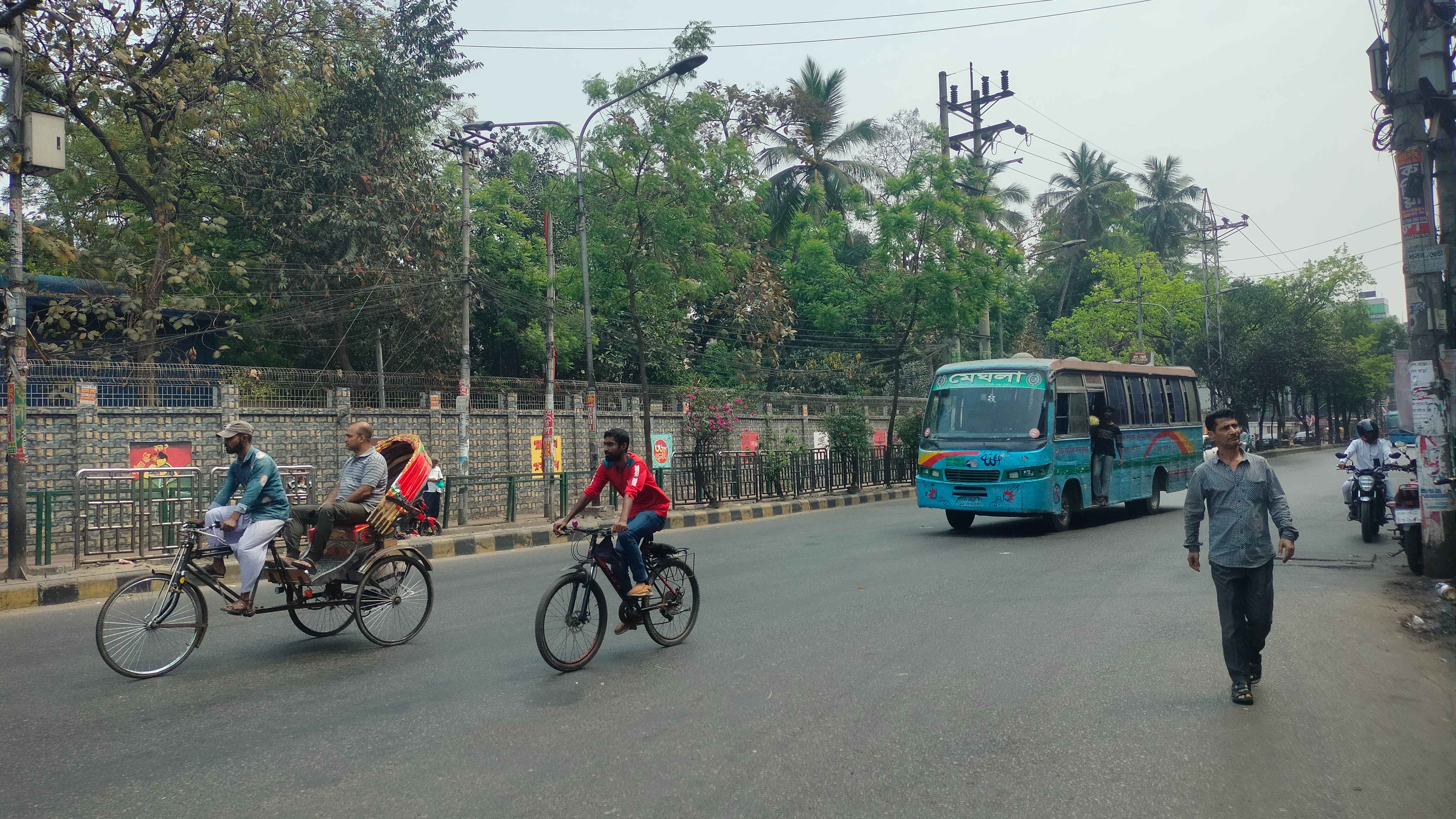 রাজধানীতে ফিরছেন কর্মজীবীরা, নেই গাড়ির চাপ