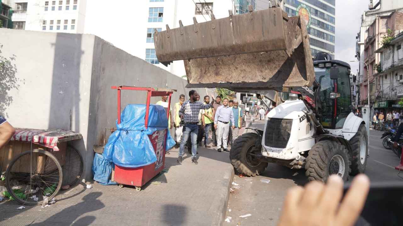 গুলশানে রাস্তা ও ফুটপাতের ২৫টি অবৈধ দোকান উচ্ছেদ করল ডিএনসিসি