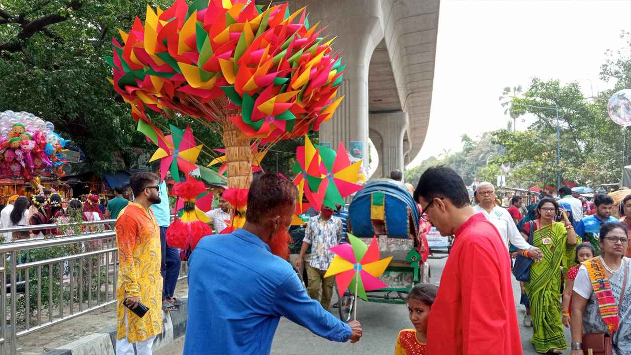 শাহবাগে খেলনায় মেতেছে শিশুরা