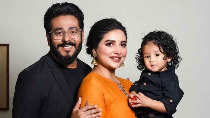 দেড় বছরের মেয়েকে রেখেই আমেরিকায় চলে গেলেন রাজ-শুভশ্রী