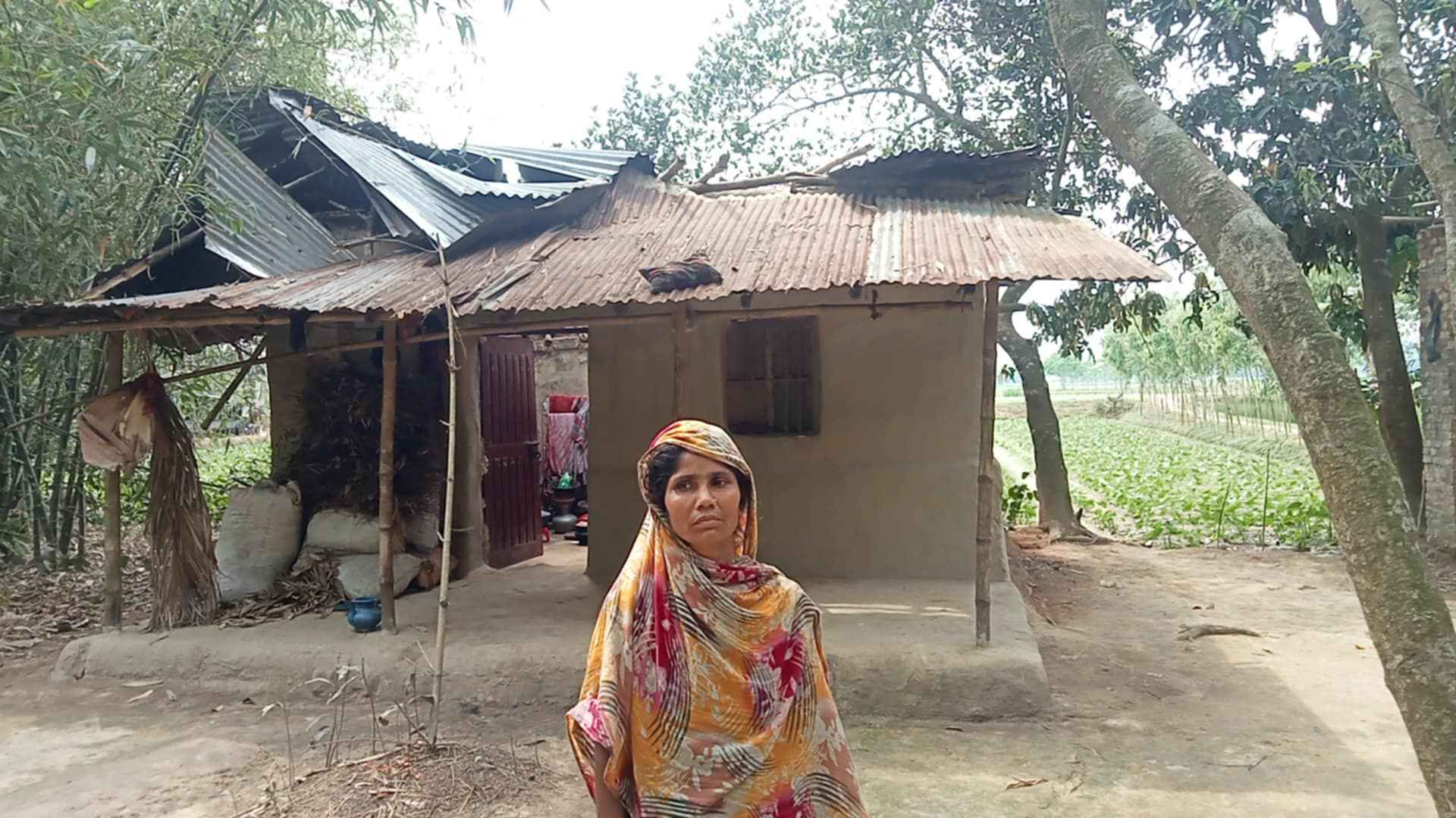 তুফানে উড়ে গেল ভূমিহীনের ঘর, নেই মাথা গোঁজার ঠাঁই