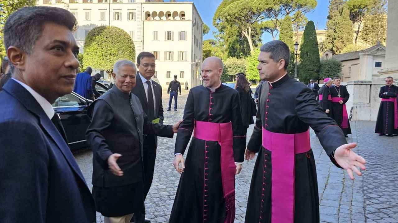 পোপ ফ্রান্সিসের অন্ত্যেষ্টিক্রিয়ায় অংশ নিয়েছেন ড. ইউনূস