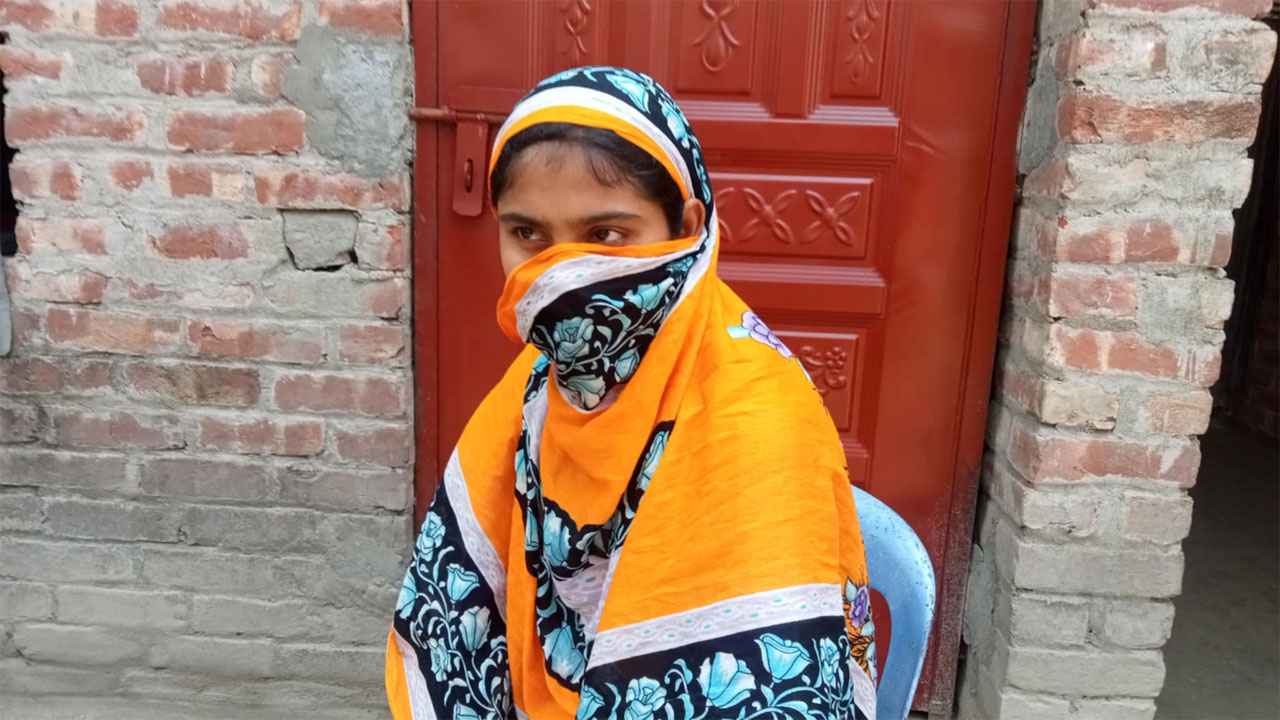 প্রেমিকের প্রলোভনে স্বামীকে তালাক, বিয়ের দাবিতে প্রেমিকার অনশন