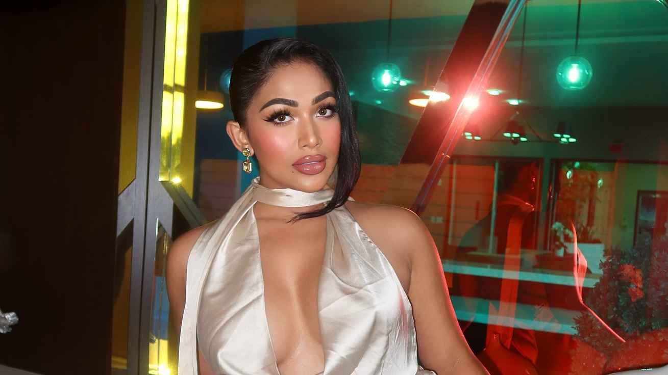 আমার স্বামী চায় আমি খোলামেলা জামা পরি: পিয়া বিপাশা