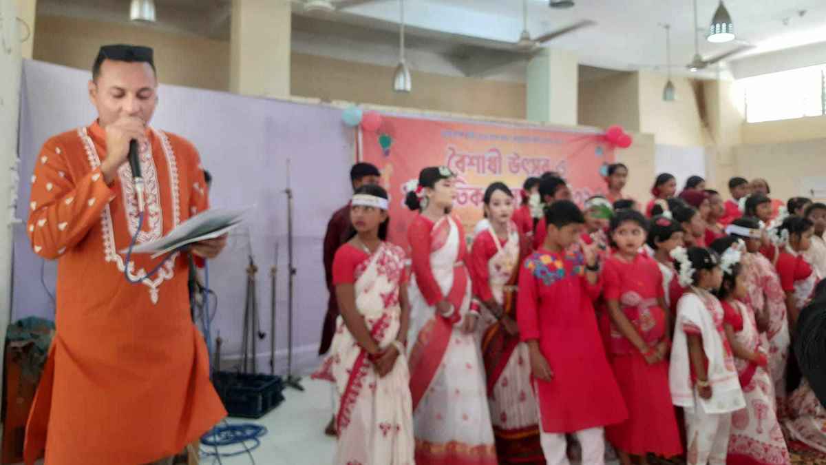 উপজেলা প্রশাসনের বর্ষবরণ অনুষ্ঠানে উপস্থাপক ছাত্রলীগ কর্মী