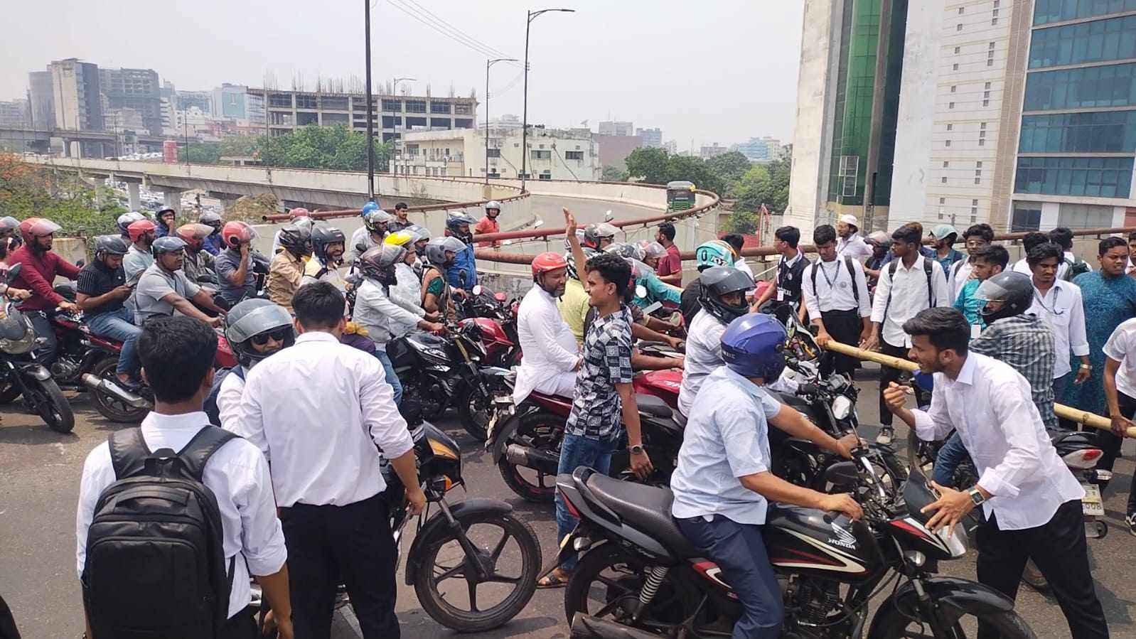 তেজগাঁও, মোহাম্মদপুরে সড়ক অবরোধ শিক্ষার্থীদের, যান চলাচল বন্ধ 